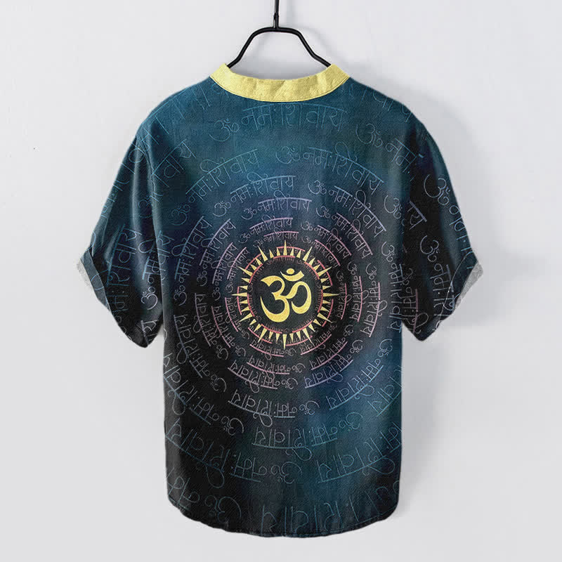 Buddha Stones Camicia da uomo a maniche corte con bottoni a metà, in cotone, con emblema del mantra Om. - image 1