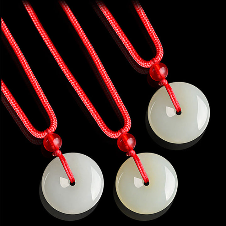 Buddha Stones Ciondolo con fibbia di giada a forma di pace e corda rossa, ideale per una collana con abbondanza. - image 3