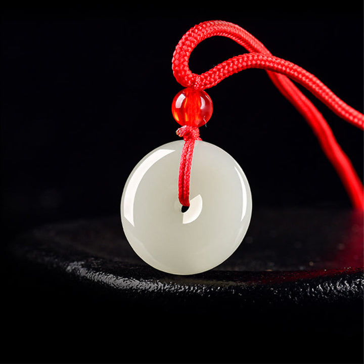 Buddha Stones Ciondolo con fibbia di giada a forma di pace e corda rossa, ideale per una collana con abbondanza. - image 2