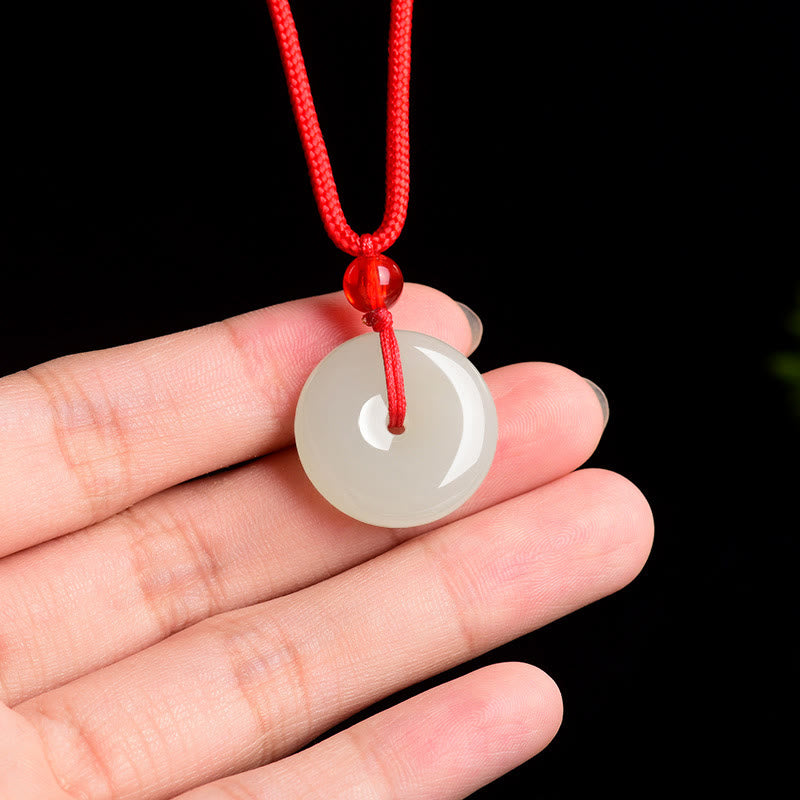 Buddha Stones Ciondolo con fibbia di giada a forma di pace e corda rossa, ideale per una collana con abbondanza. - image 4
