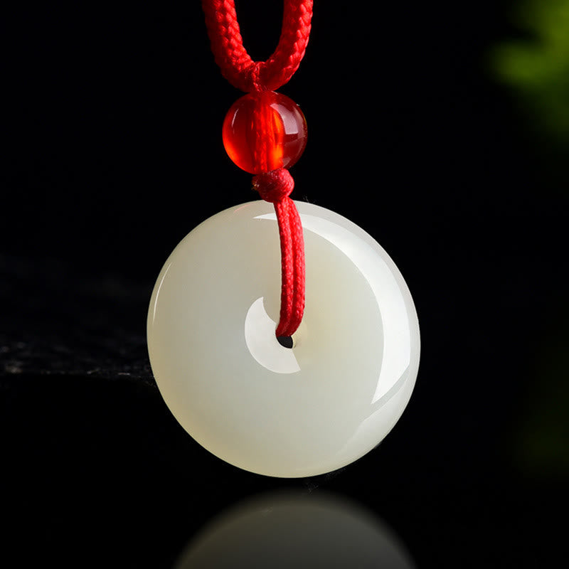 Buddha Stones Ciondolo con fibbia di giada a forma di pace e corda rossa, ideale per una collana con abbondanza. - image 1