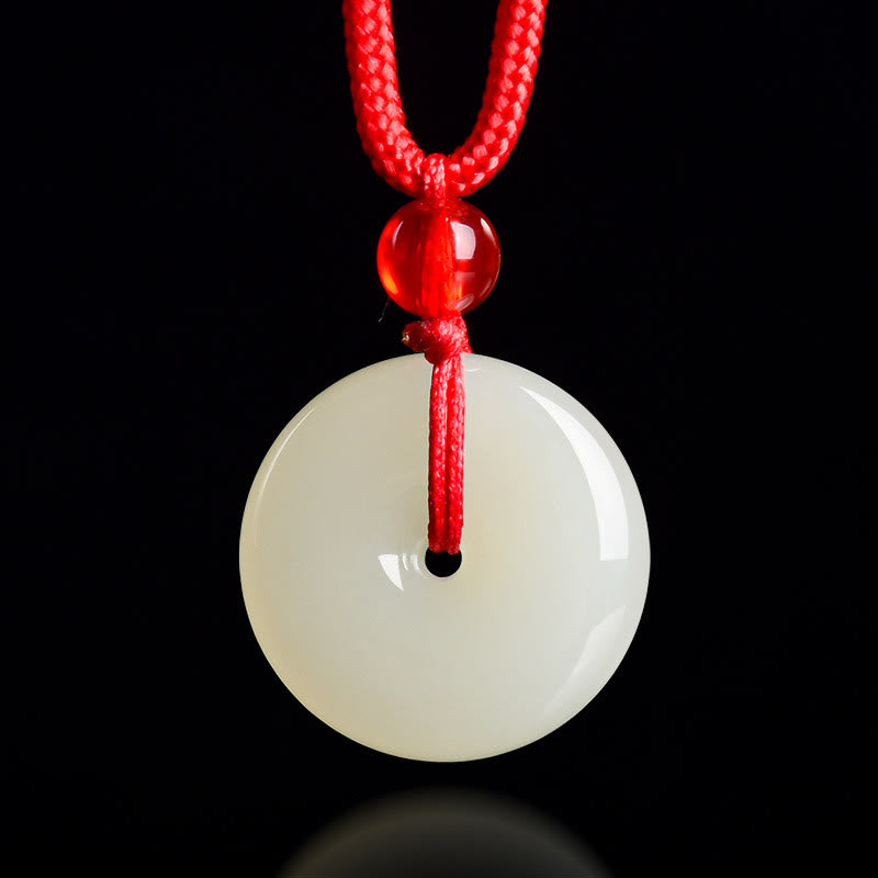 Buddha Stones Ciondolo con fibbia di giada a forma di pace e corda rossa, ideale per una collana con abbondanza. - Giada naturale (il colore può variare) - image 0