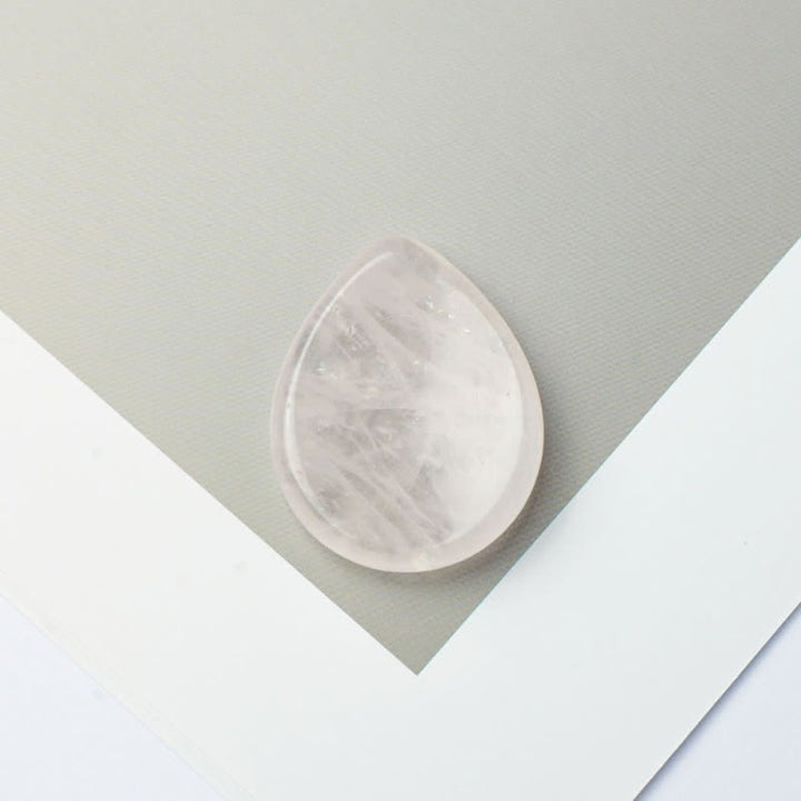 Buddha Stones Pietra protettiva antistress a forma di goccia, decorazione in cristallo 34*26*7,8 cm - Quarzo rosa naturale (il colore può variare) - 34*26*7,8 mm - image 3