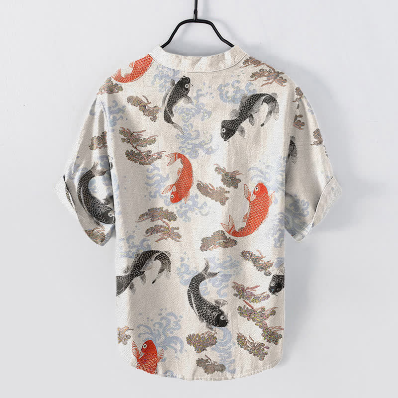 Buddha Stones Camicia da uomo a maniche corte con mezza abbottonatura e motivo a onde e pesci koi in cotone. - image 1
