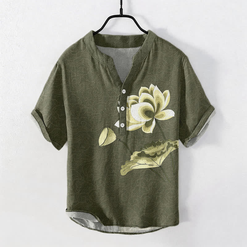 Buddha Stones Camicia da uomo a maniche corte con mezza abbottonatura, in cotone, con motivo a loto acquerellato. - Verde oliva scuro - US/UK/AU50, EU60 (5XL) - image 0