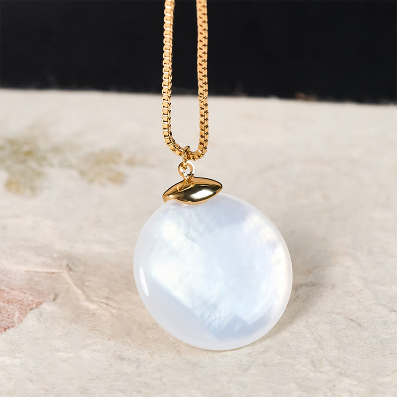 Buddha Stones Collana con ciondolo a forma di pietra rotonda di tridacna, ideale per un momento di calma. - Pietra bianca di Tridacna - image 1