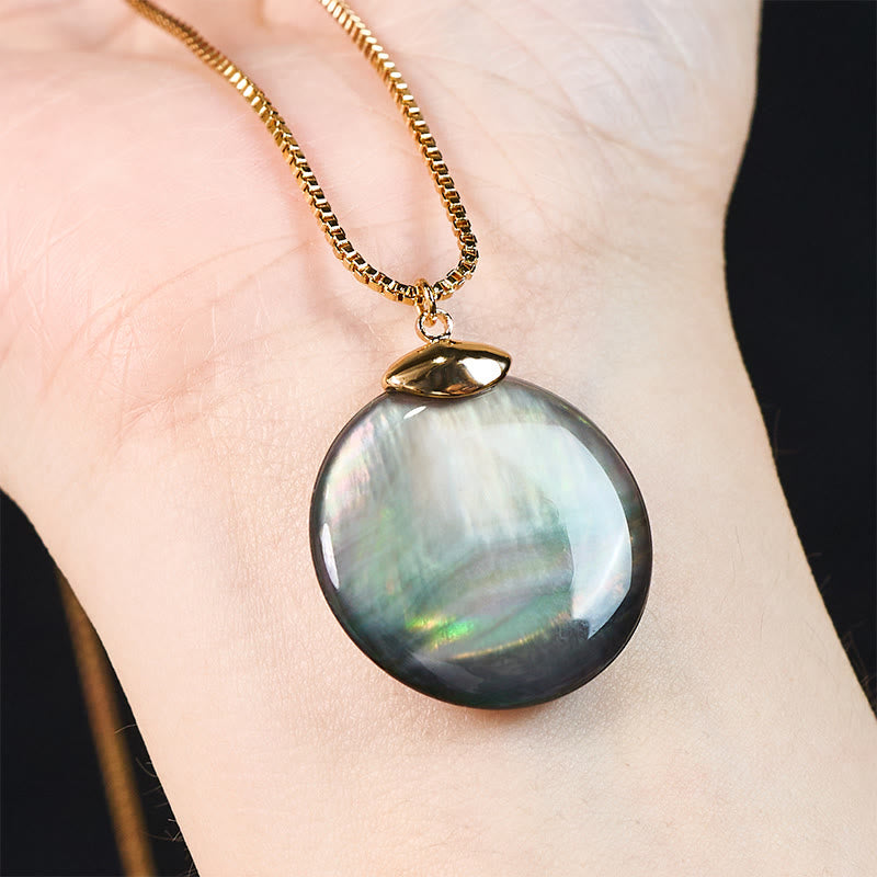 Buddha Stones Collana con ciondolo a forma di pietra rotonda di tridacna, ideale per un momento di calma. - image 12