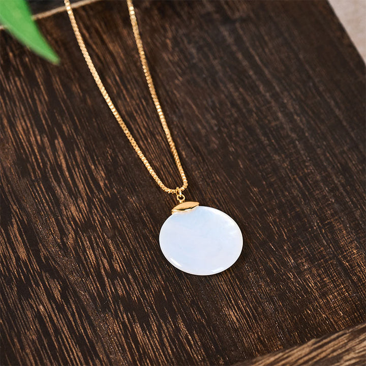 Buddha Stones Collana con ciondolo a forma di pietra rotonda di tridacna, ideale per un momento di calma. - image 4