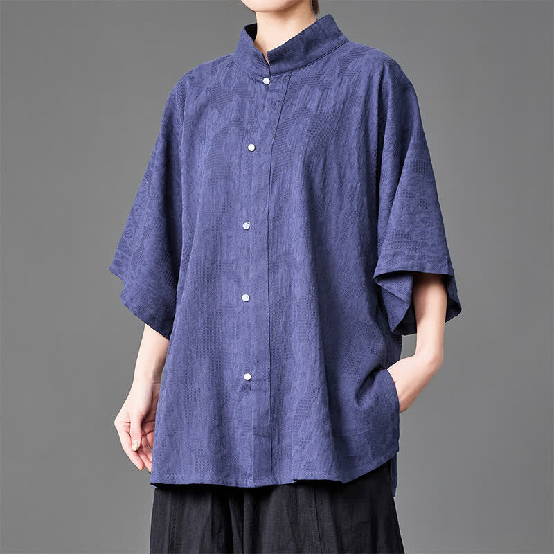 Buddha Stones Camicia da uomo estiva minimalista con colletto alla coreana, abbottonatura frontale e maniche a tre quarti. - Indaco - US/UK/AU46, EU56 (5XL) - image 0
