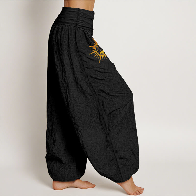 Buddha Stones Pantaloni harem da donna in puro cotone con elastico in vita e fantasia a fasi lunari e sole dorate. - image 1