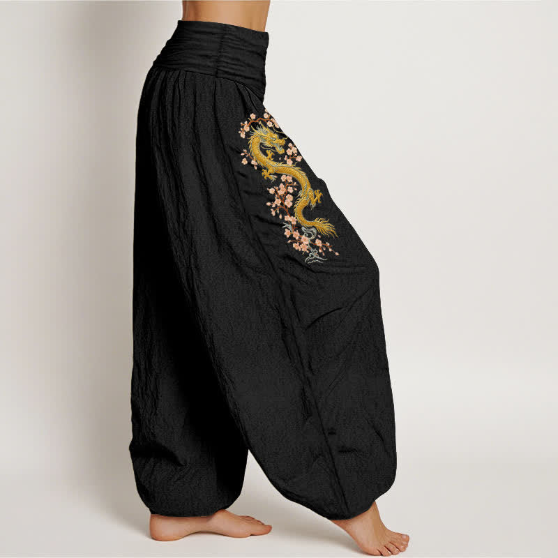 Buddha Stones Pantaloni harem da donna in puro cotone con motivo drago dorato e fiori rosa, vita elasticizzata. - image 1