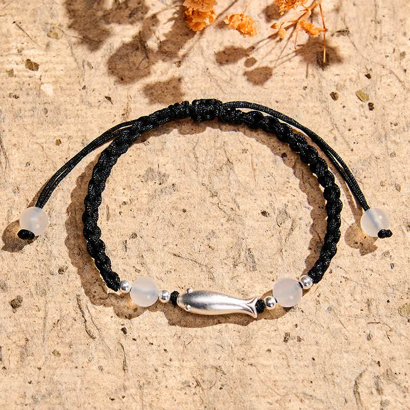 Buddha Stones Bracciale protettivo intrecciato in argento sterling 999 con carpe koi e agata bianca. - image 1
