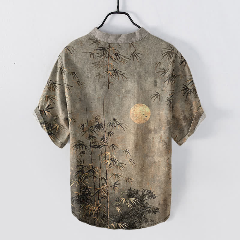 Buddha Stones Camicia da uomo a maniche corte con bottoni a mezzo bottone, stampata in cotone con motivo bambù e luna dorata. - image 6