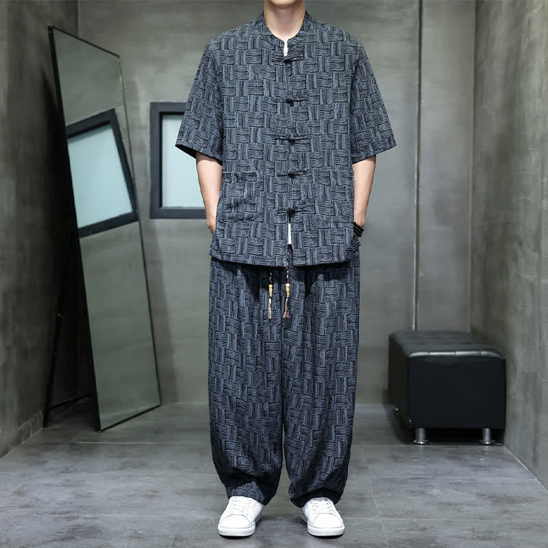 Buddha Stones Completo da uomo estivo composto da 2 pezzi: camicia a maniche corte con colletto alla coreana, bottoni a rana e motivo geometrico, pantaloni harem con tasche. - image 1
