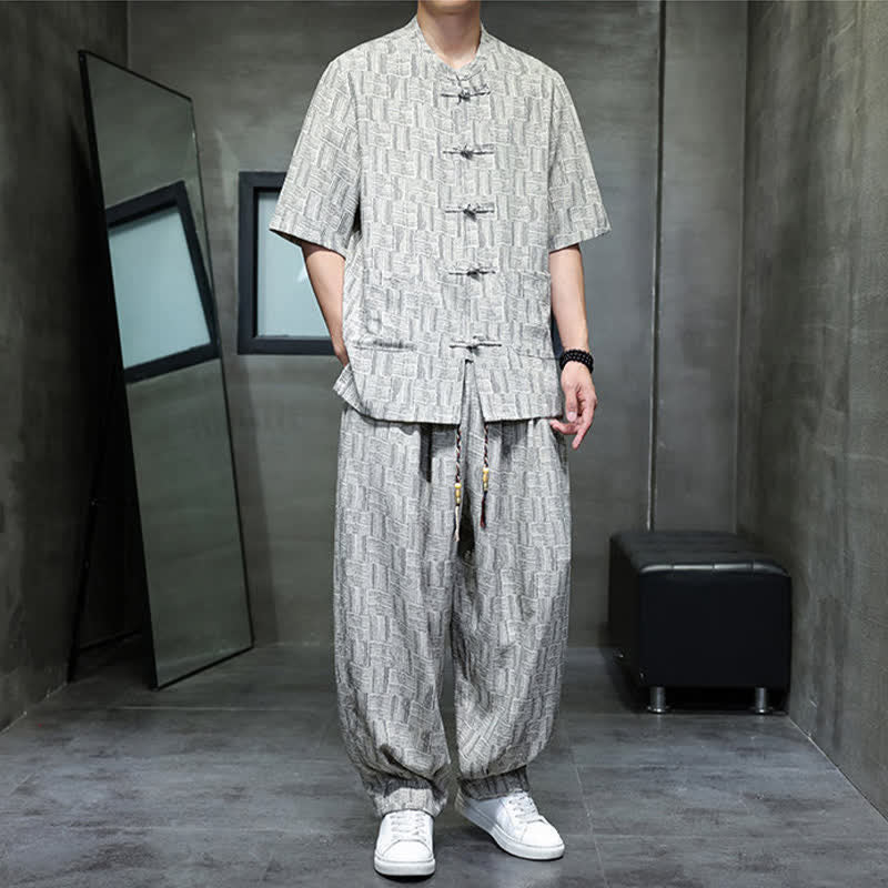 Buddha Stones Completo da uomo estivo composto da 2 pezzi: camicia a maniche corte con colletto alla coreana, bottoni a rana e motivo geometrico, pantaloni harem con tasche. - image 15
