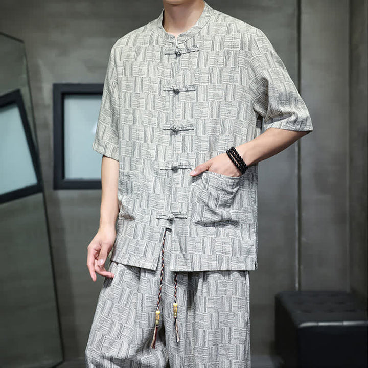 Buddha Stones Completo da uomo estivo composto da 2 pezzi: camicia a maniche corte con colletto alla coreana, bottoni a rana e motivo geometrico, pantaloni harem con tasche. - image 18