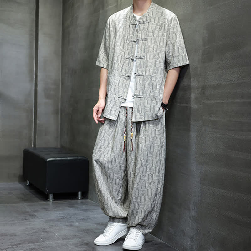 Buddha Stones Completo da uomo estivo composto da 2 pezzi: camicia a maniche corte con colletto alla coreana, bottoni a rana e motivo geometrico, pantaloni harem con tasche. - image 14