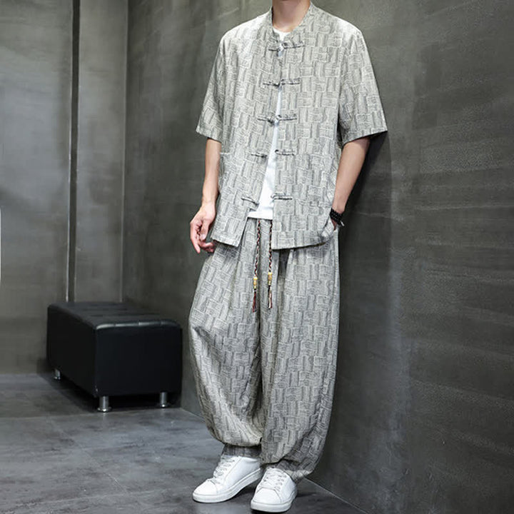 Buddha Stones Completo da uomo estivo composto da 2 pezzi: camicia a maniche corte con colletto alla coreana, bottoni a rana e motivo geometrico, pantaloni harem con tasche. - image 14