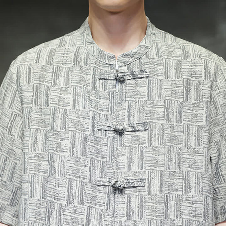 Buddha Stones Completo da uomo estivo composto da 2 pezzi: camicia a maniche corte con colletto alla coreana, bottoni a rana e motivo geometrico, pantaloni harem con tasche. - image 19