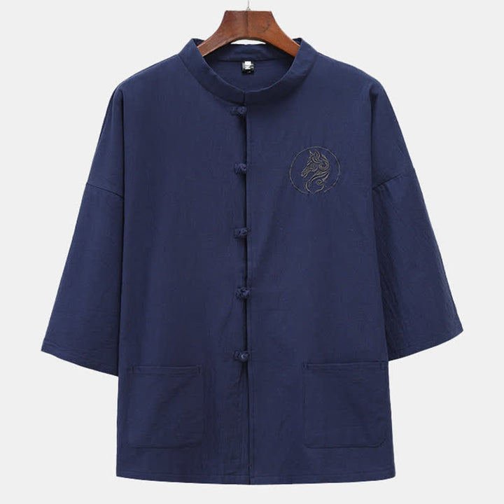Buddha Stones Camicia da uomo a maniche corte, tinta unita, con colletto alla coreana, ricamo di cavallo, bottoni a rana e tasche, stile estivo Tang. - Marina - US/UK/AU46, EU56 (5XL) - image 0
