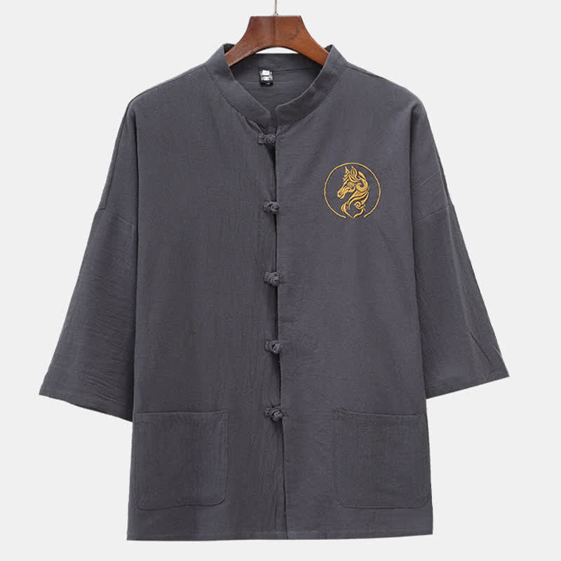 Buddha Stones Camicia da uomo a maniche corte, tinta unita, con colletto alla coreana, ricamo di cavallo, bottoni a rana e tasche, stile estivo Tang. - Grigio tenue - US/UK/AU46, EU56 (5XL) - image 8