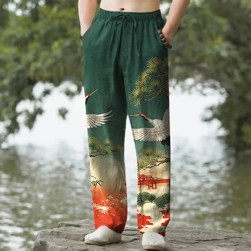 Buddha Stones Pantaloni da uomo affusolati con tasche, in cotone, con motivo paesaggistico "Crane Pine Temple". - Verde studentesco - US/UK/AU50, EU60 (5XL) - image 0