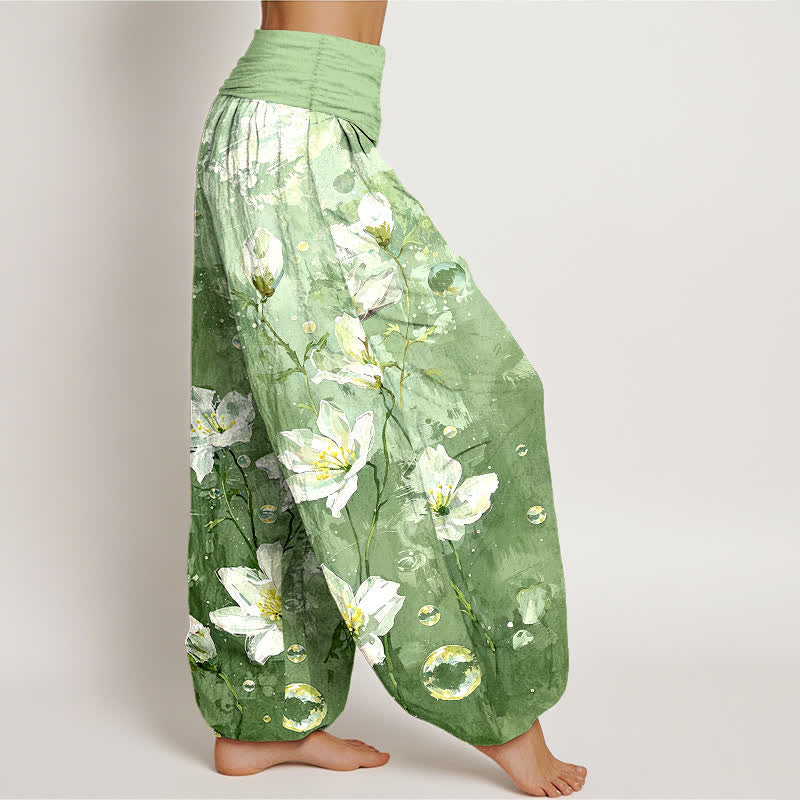 Buddha Stones Pantaloni harem da donna in puro cotone con motivo a loto bianco acquerellato e vita elasticizzata. - image 1