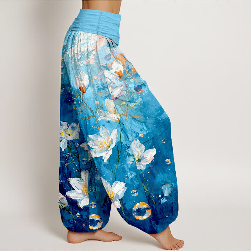 Buddha Stones Pantaloni harem da donna in puro cotone con motivo a loto bianco acquerellato e vita elasticizzata. - image 4