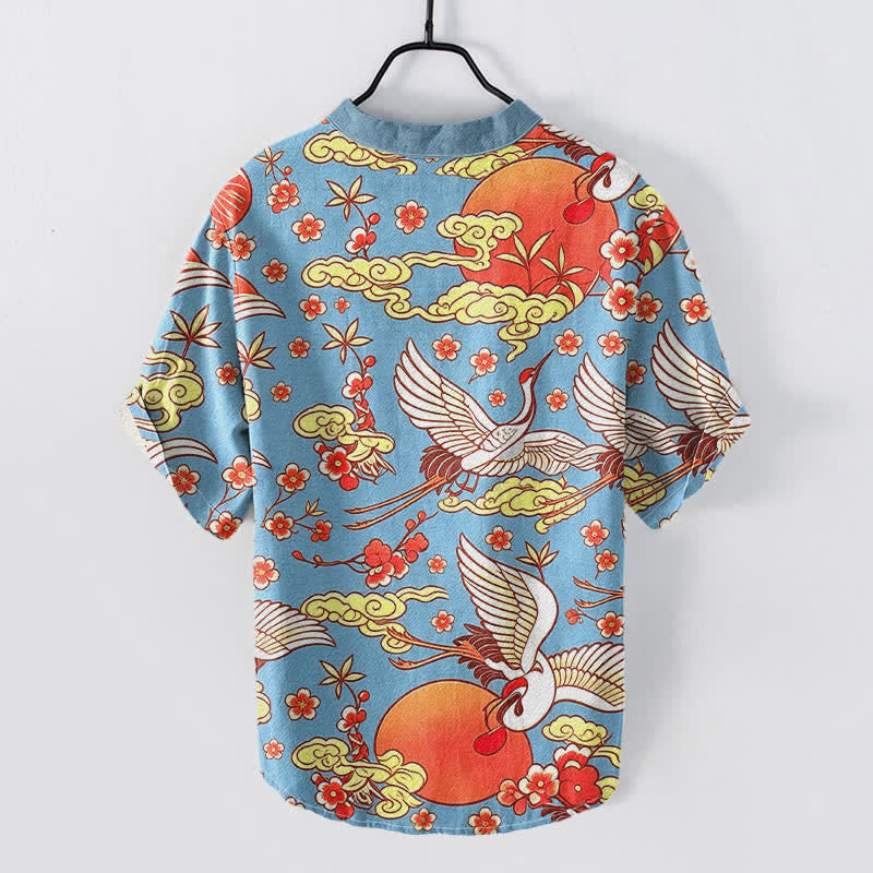 Buddha Stones Camicia da uomo a maniche corte con mezza abbottonatura, in puro cotone, con motivo floreale e gru, sole e nuvole. - image 1