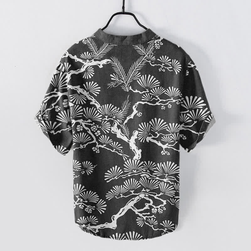 Buddha Stones Camicia da uomo a maniche corte con mezza abbottonatura, in cotone bianco con motivo botanico aghi di pino. - image 1