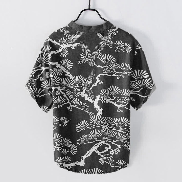 Buddha Stones Camicia da uomo a maniche corte con mezza abbottonatura, in cotone bianco con motivo botanico aghi di pino. - image 1