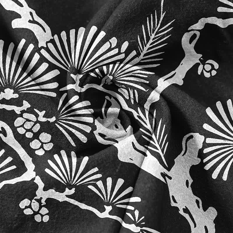 Buddha Stones Camicia da uomo a maniche corte con mezza abbottonatura, in cotone bianco con motivo botanico aghi di pino. - image 4