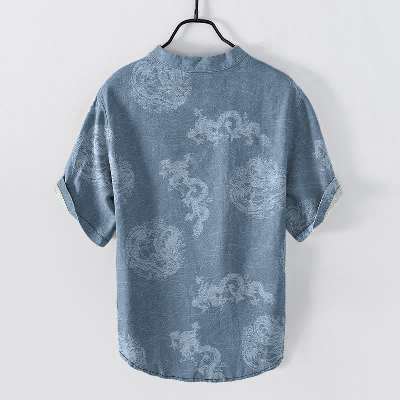 Buddha Stones Camicia da uomo a maniche corte con mezzo bottone, in cotone, con motivo drago indaco sbiadito. - image 1