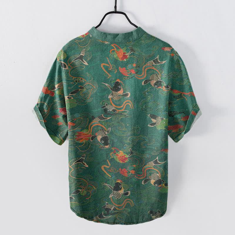 Buddha Stones Camicia da uomo a maniche corte con mezza abbottonatura e motivo di pesci koi e loto in cotone. - image 1