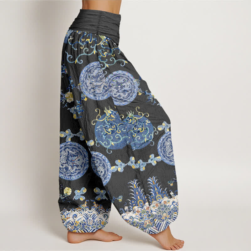 Buddha Stones Pantaloni harem da donna in cotone indaco con motivo a medaglione e drago, vita elasticizzata. - image 2