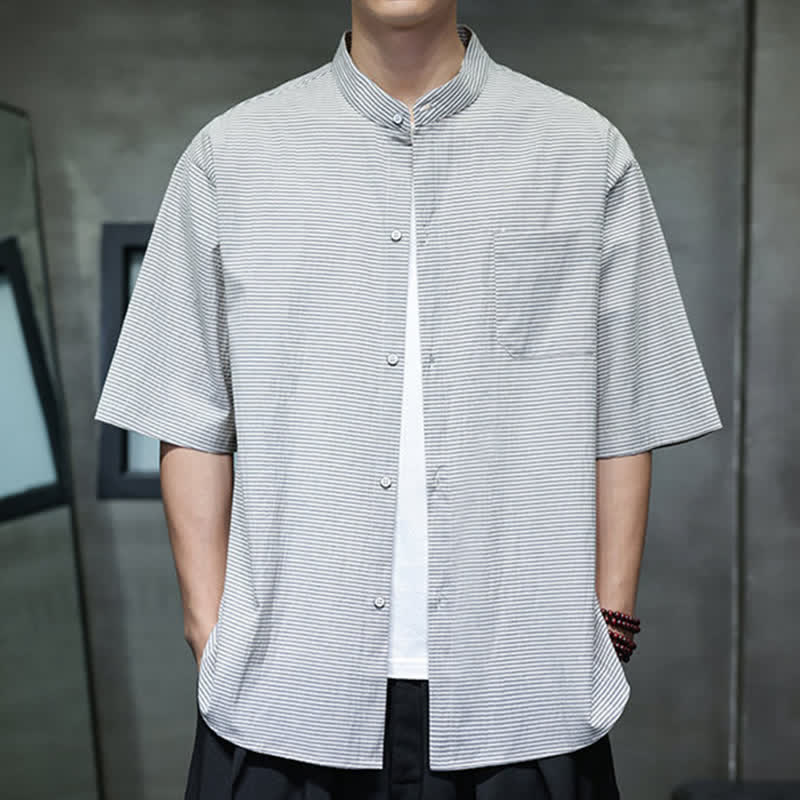 Buddha Stones Camicia da uomo estiva casual a maniche corte con colletto alla coreana e motivo a righe sottili. - Grigio chiaro - US/UK/AU46, EU56 (5XL) - image 0