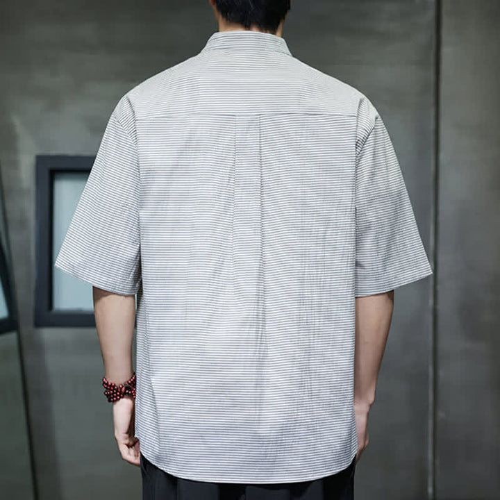 Buddha Stones Camicia da uomo estiva casual a maniche corte con colletto alla coreana e motivo a righe sottili. - image 1