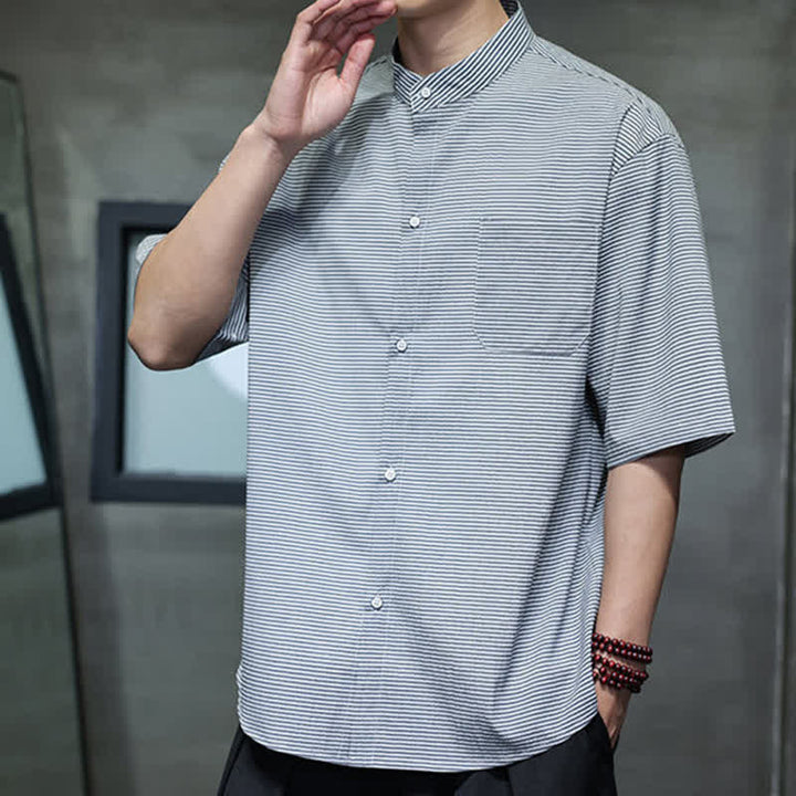 Buddha Stones Camicia da uomo estiva casual a maniche corte con colletto alla coreana e motivo a righe sottili. - image 11