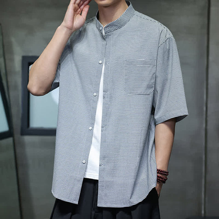 Buddha Stones Camicia da uomo estiva casual a maniche corte con colletto alla coreana e motivo a righe sottili. - image 10