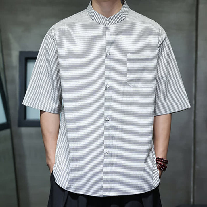Buddha Stones Camicia da uomo estiva casual a maniche corte con colletto alla coreana e motivo a righe sottili. - image 5