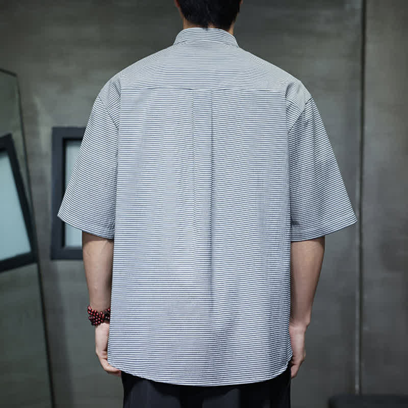 Buddha Stones Camicia da uomo estiva casual a maniche corte con colletto alla coreana e motivo a righe sottili. - image 9