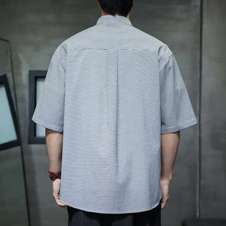 Buddha Stones Camicia da uomo estiva casual a maniche corte con colletto alla coreana e motivo a righe sottili. - image 9