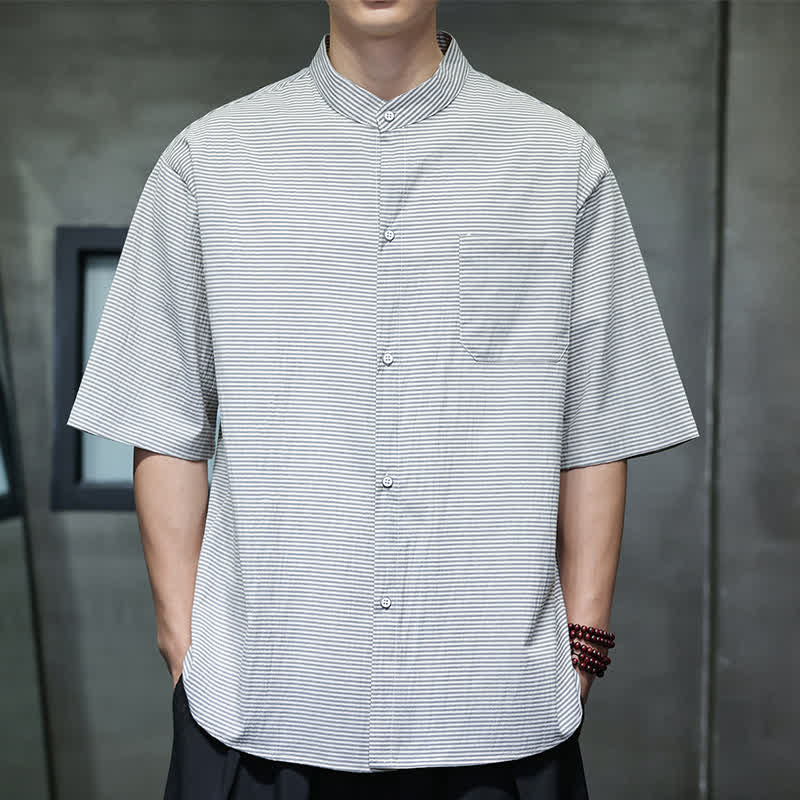 Buddha Stones Camicia da uomo estiva casual a maniche corte con colletto alla coreana e motivo a righe sottili. - image 2