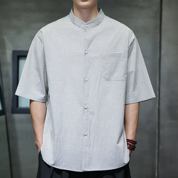 Buddha Stones Camicia da uomo estiva casual a maniche corte con colletto alla coreana e motivo a righe sottili. - image 2
