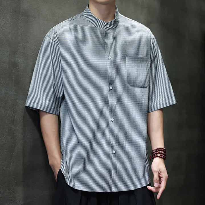 Buddha Stones Camicia da uomo estiva casual a maniche corte con colletto alla coreana e motivo a righe sottili. - image 12