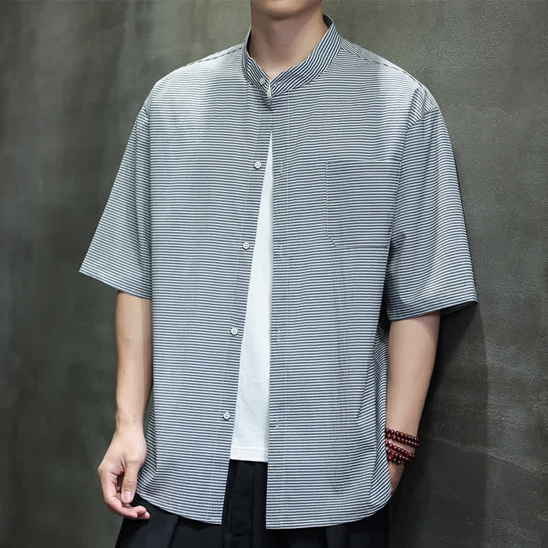 Buddha Stones Camicia da uomo estiva casual a maniche corte con colletto alla coreana e motivo a righe sottili. - image 15