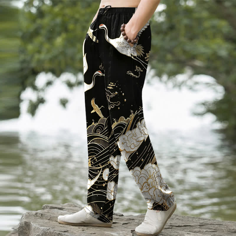 Buddha Stones Pantaloni da uomo affusolati in cotone bianco con motivo a onde e stampa gru, con tasche. - image 1