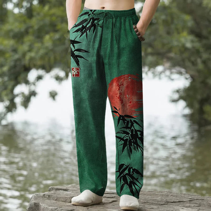 Buddha Stones Pantaloni da uomo affusolati con tasche, stampa a sole e bambù, in cotone inchiostrato. - Verde studentesco - US/UK/AU50, EU60 (5XL) - image 0