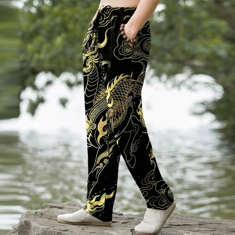 Buddha Stones Pantaloni da uomo affusolati con tasche, in cotone, con motivo drago dorato e nuvole di buon auspicio. - image 1