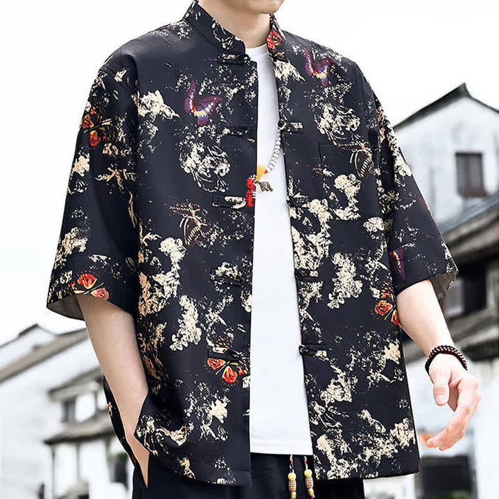 Buddha Stones Camicia da uomo a maniche a tre quarti con taschino sul petto, modello Summer Tang Style con bottoni a rana, stampa floreale, foglie e farfalle. - image 4